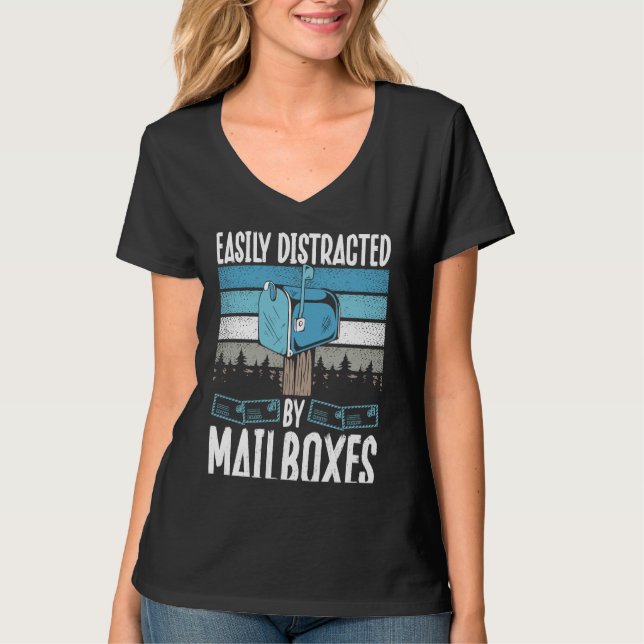 Camiseta Backprint Easily Distracted By Mailboxes Postal Wo (Frente)