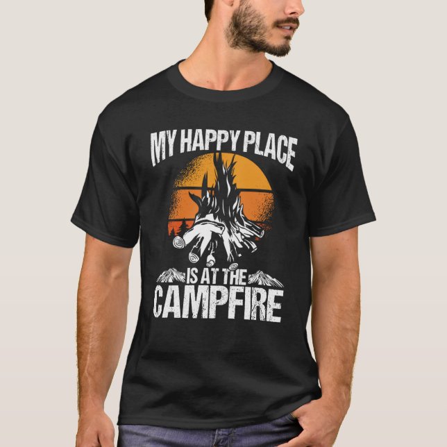 Camiseta Backprint My Happy Place Is A The Campfire Camping (Frente)