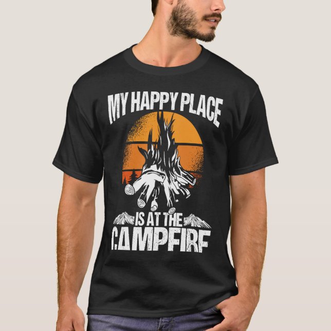 Camiseta Backprint My Happy Place Is A The Campfire Camping (Frente)