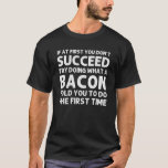 Camiseta BACON Funny Surname Family Tree Birthday Reunião I<br><div class="desc">O trabalho de arte legal para a família "Se no início você não tem sucesso,  tente fazer o que um bacon lhe disse para fazer a primeira vez" é um presente perfeito para qualquer homem ou mulher que você queira surpreender. Comprar o design agora!</div>