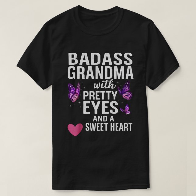 Camiseta Badass Grandma With Pretty Eyes and a Sweet Heart  (Frente do Design)