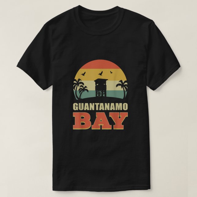 Camiseta Baía de Guantánamo - Ponto de Fio Barbed - Terra M (Frente do Design)