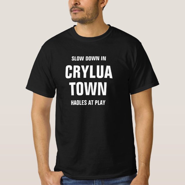 CAMISETA BAIXO NA CIDADE DE CRYLUA HAOLES EM JOGO (Frente)
