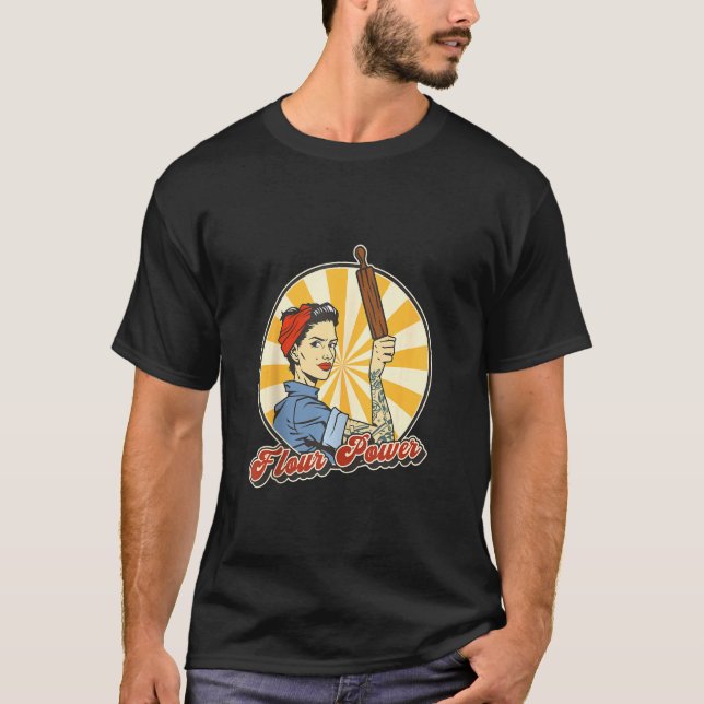 Camiseta Baker Flour Powers Mulher Segurando Pino (Frente)