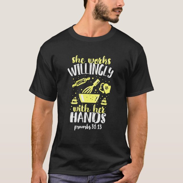 Camiseta Baking Ela Trabalha Com Disposição Com As Mãos (Frente)