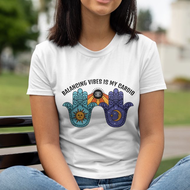 Camiseta Balancing Vibes Sun & Moon Celestial Hamsa (Balancing Vibes Sun & Moon Celestial Hamsa T-Shirt)