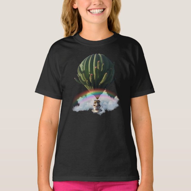 Camiseta Balão de Ar Quente de Gato Surreal com Cactus e Ra (Frente)