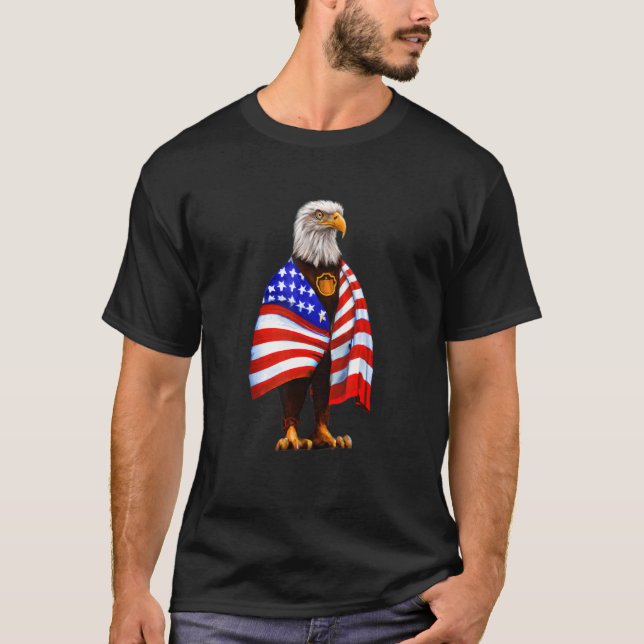 Camiseta Bald Eagle Vestindo Uma Marca Patriótica Americana (Frente)