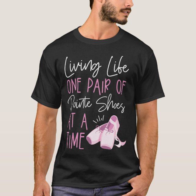 Camiseta Balé Ballerina Living Life Um Par De Ponta (Frente)