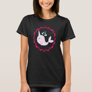 Camiseta Baleia Pequena com Muitos Peixes Pequenos ao Redor