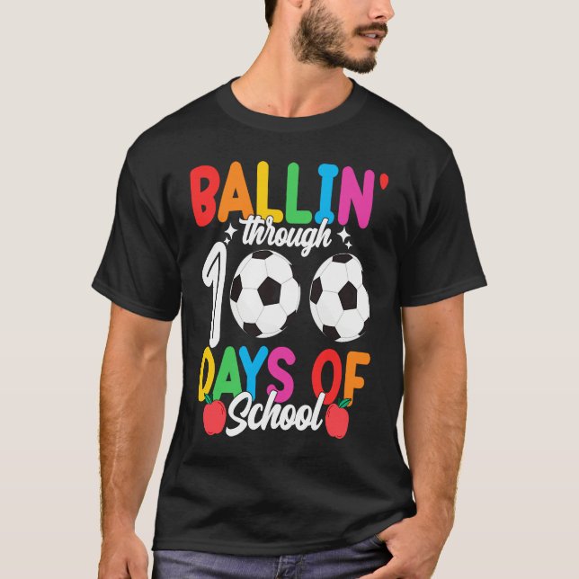 Camiseta Ballin' Through 100 Days Of School  Soccer Boys Ki (Frente)