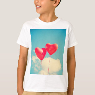 Camiseta Balões do Coração Vermelho Contra o Céu Nublad