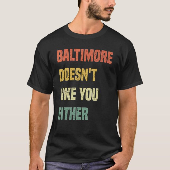 Camiseta Baltimore Doesn't Like You Either  Baltimore Maryl (Frente)