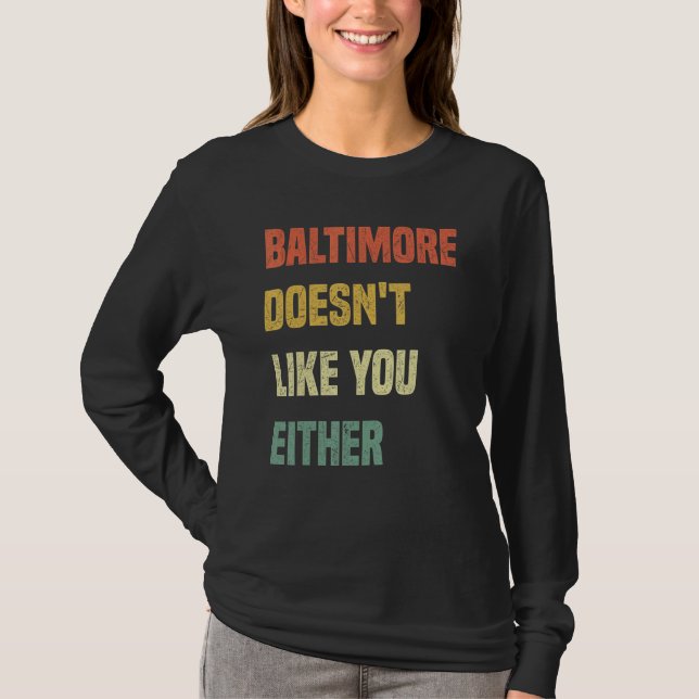 Camiseta Baltimore Doesn't Like You Either  Baltimore Maryl (Frente)
