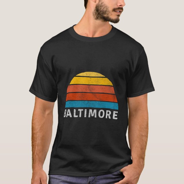 Camiseta Baltimore - Retro Sunset Design (Frente)