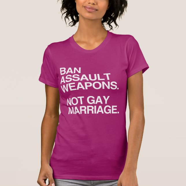 Camiseta BAN ASSAULT WEAPONS NOT CASAMENTO GAY -.png (Frente)