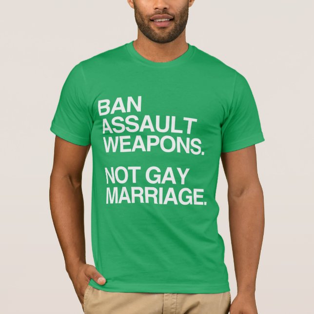 Camiseta BAN ASSAULT WEAPONS NOT CASAMENTO GAY -.png (Frente)