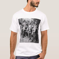 Banda alegre dos músicos na música velha do