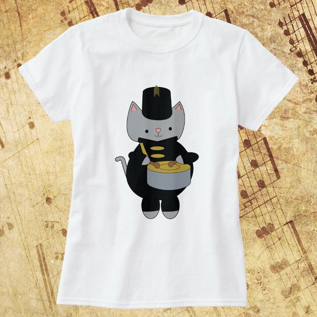 Camiseta Banda de Marcha Gata Tambor Preto (A fun tshirt featuring a cat playing the snare drum and wearing a black & gold marching band uniform)