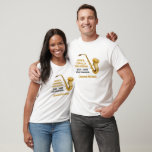 Camiseta Banda Personalizada do Jogador Saxofone Dourado<br><div class="desc">Esta camiseta moderna personalizada de banda de marche de ouro apresenta o nome do estudante e da banda sob o instrumento saxofone. Personalize os membros de bandas de concerto,  som eólico ou sintonia,  ou o seu diretor,  para obter um presente de manutenção da graduação do excelente.</div>