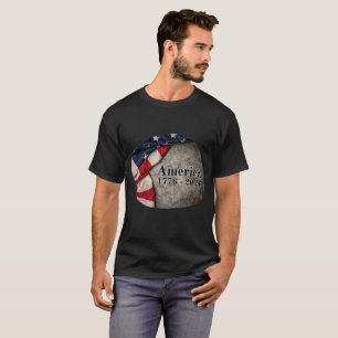 Camiseta Bandeira Americana com "1776 - 2026" em mármore ci