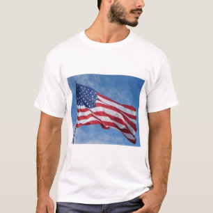 Camiseta Bandeira Americana Ondulando Contra o Céu Azul