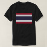 Camiseta Bandeira básica tailandesa T-Shirt<br><div class="desc">História da bandeira do Reino da Tailândia: A bandeira tricolorada do Reino da Tailândia, através do diploma real Rama VI de 28 de setembro de 1917, demonstra a magnífica beleza e cultura do Reino da Tailândia, e cada cor na bandeira reflete claramente isso. O branco na bandeira representa a pureza...</div>