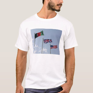 Camiseta Bandeira BRITÂNICA entre o afegão e bandeiras do