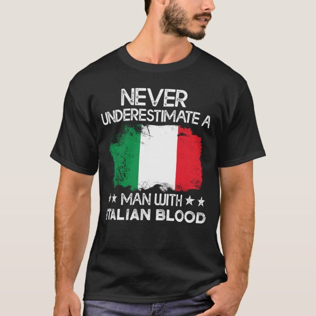 Camiseta Bandeira Da Itália Nunca Subestima Um Homem Com It (Frente)