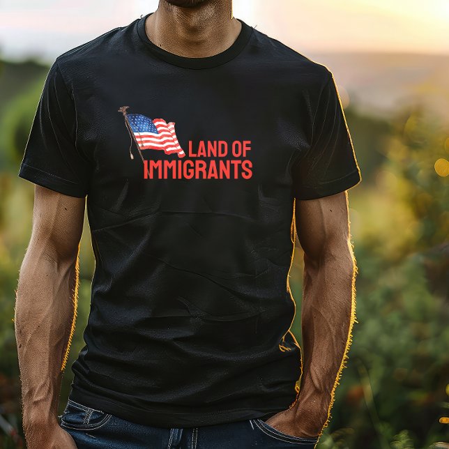 Camiseta Bandeira de protesto anti-trump em T-Shirt (This T-shirt fearlessly confronts Donald Trump's immigration policies. )
