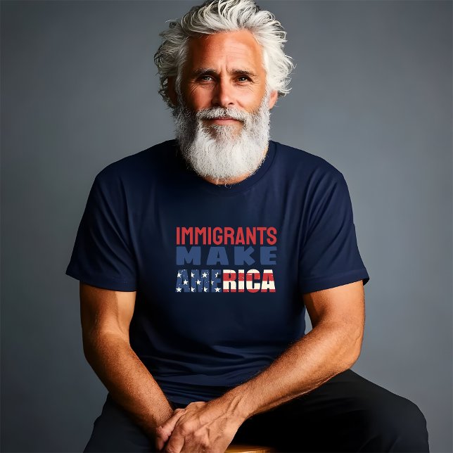 Camiseta Bandeira de protesto anti-trump em T-Shirt (This T-shirt makes a statement against the immigration policies of Trump. Immigrants make America.)