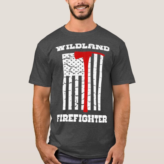 Camiseta Bandeira do Bombeiro Wildland com Pulaski (Frente)