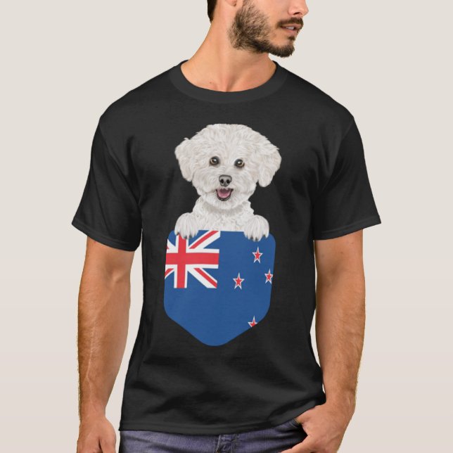 Camiseta Bandeira Nova Zelândia Bichons Frise Cão Em Pocket (Frente)
