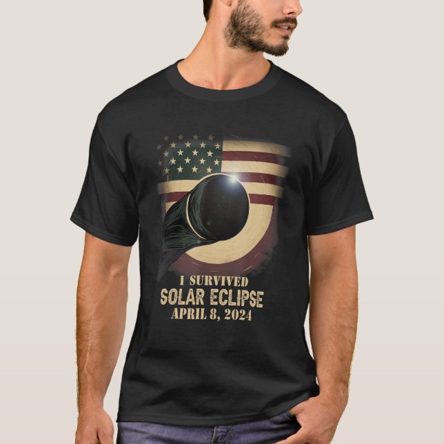 Camiseta Bandeira Retroamericana I Sobreviveu Total Eclipse (Frente)
