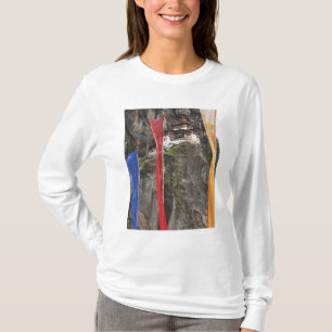 Camiseta Bandeiras de oração pendem perto de Taktshang