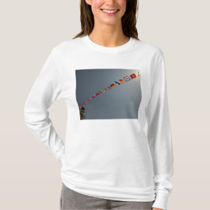 Camiseta Bandeiras voam sobre o convés do USS Iwo Jima