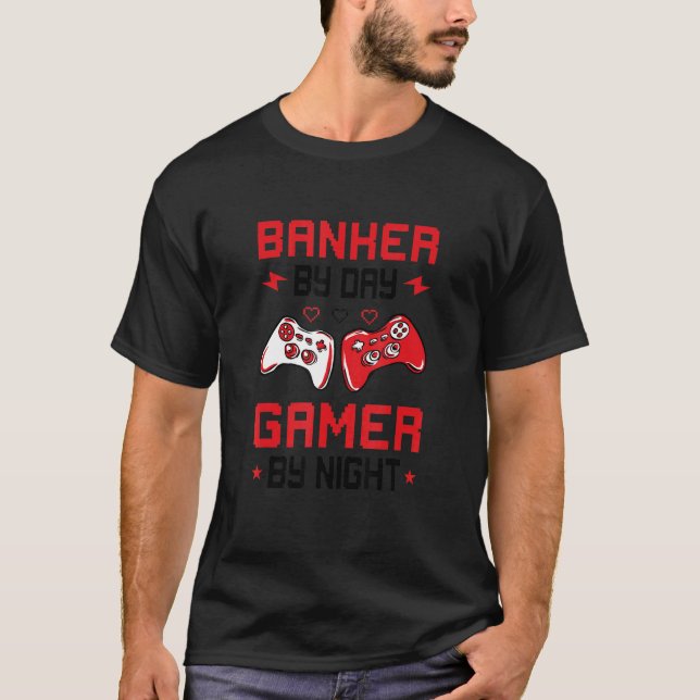Camiseta Banker By Day Gamer By Night Bank Clerk Finance Ca (Frente)