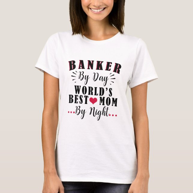 Camiseta Banker by Day World's best Mãe by Night Banker (Frente)