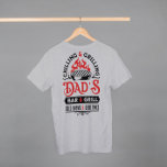 Camiseta Bar e grelhadores design 2<br><div class="desc">Bar de resfriamento e Pai de grelhador,  que serve para grelhar,  festas frias e bons tempos,  design de tipografia vintage negra e vermelha com um texto personalizável em vermelho para personalizar a celebração do dia de os pais deste ano.</div>