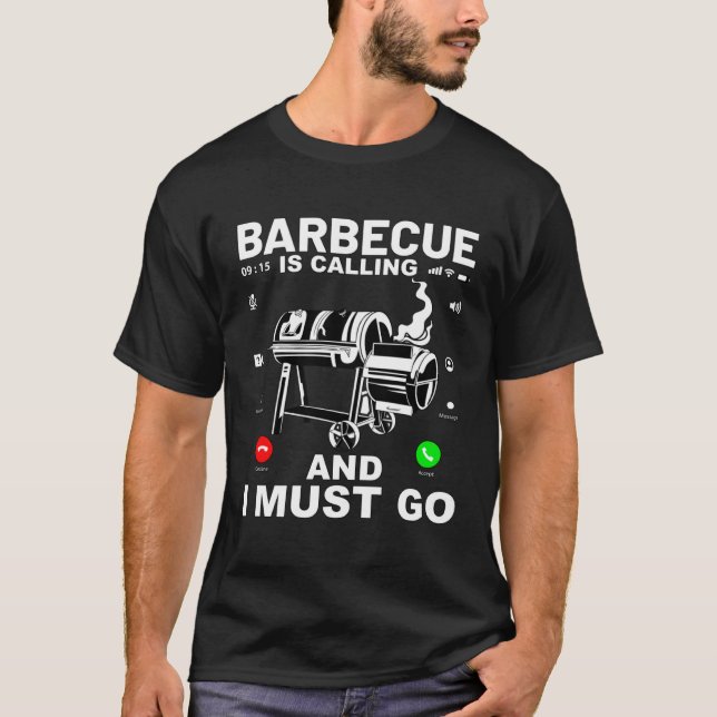 Camiseta Barbecue is calling and I must go  Saying (Frente)