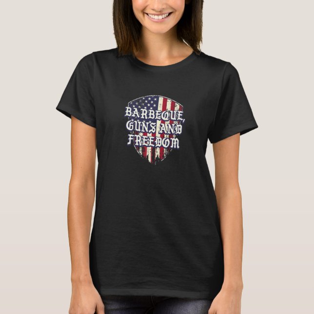Camiseta Barbeque Guns and Freedom Patriotic Military Patri (Frente)