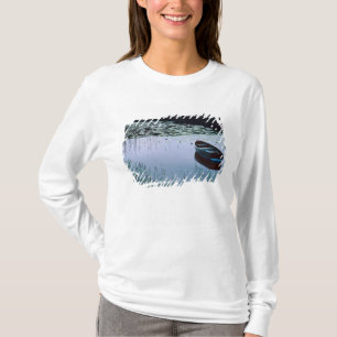 Camiseta Barco a remo em pequeno lago rodeado por água