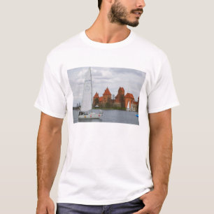 Camiseta Barco a vela com Castelo da Ilha pelo Lago Galve,