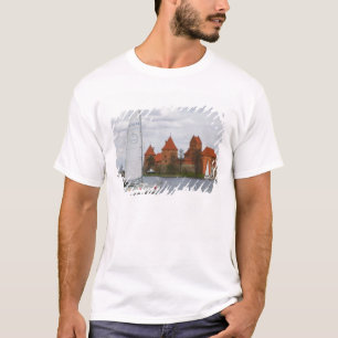 Camiseta Barco à vela com Castelo da Ilha pelo Lago Galve,