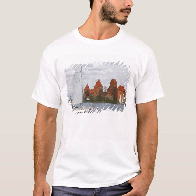 Camiseta Barco à vela com Castelo da Ilha pelo Lago Galve, (Frente)