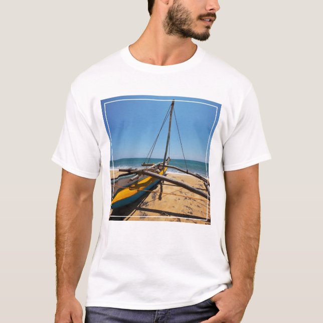 Camiseta Barco de pesca amarrado na praia (Frente)