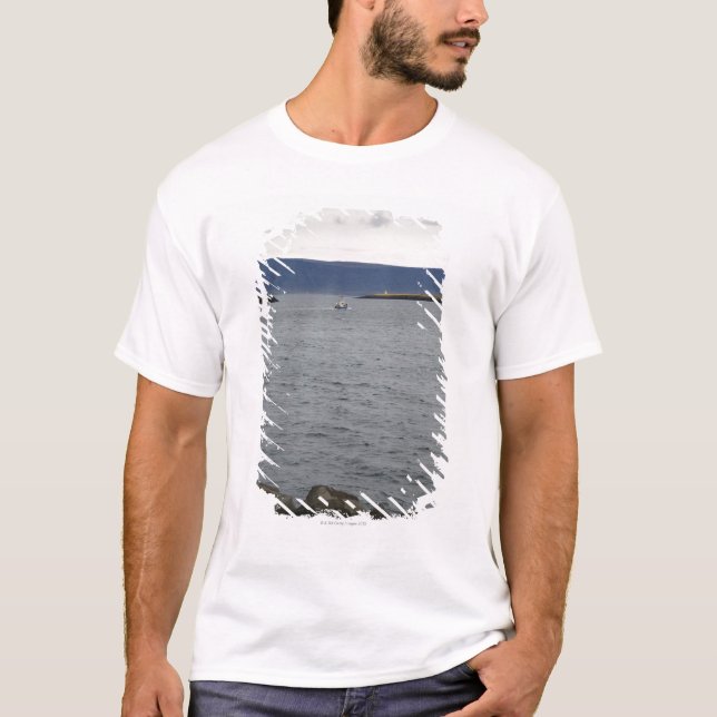 Camiseta Barco de pesca que sae do porto, Reykjavik, (Frente)
