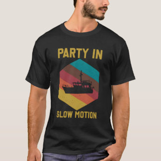 Camiseta Barco Pontoon Dizendo Py Em Movimento Lento