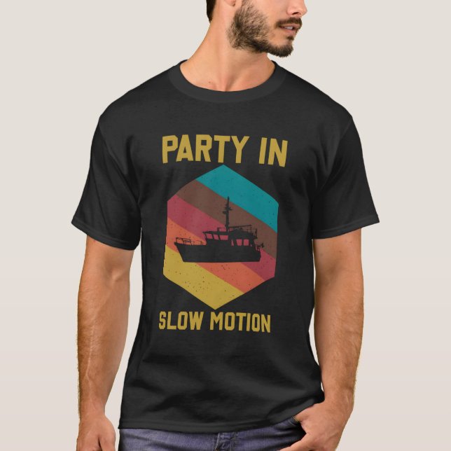 Camiseta Barco Pontoon Dizendo Py Em Movimento Lento (Frente)