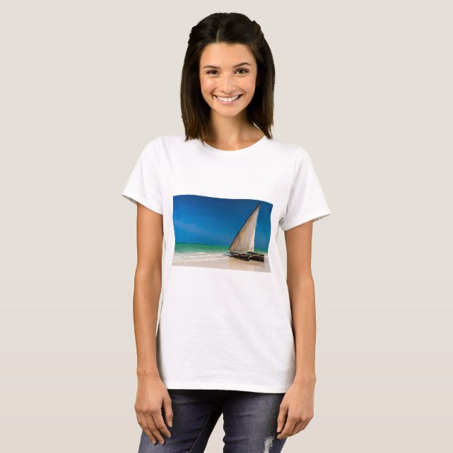 Camiseta Barcos de pesca tradicionais na praia (Frente Completa)